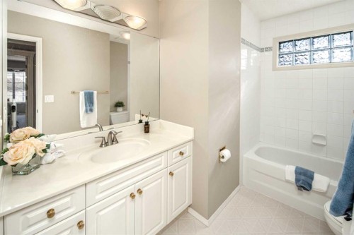 143 Hamptons Terrace Nw, Calgary, AB - Indoor Photo Showing Bathroom