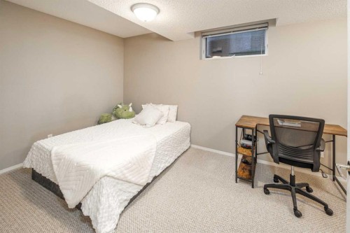 143 Hamptons Terrace Nw, Calgary, AB - Indoor Photo Showing Bedroom