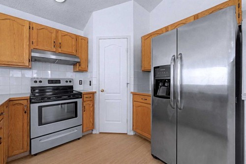 152 Saddlecreek Terrace Ne, Calgary, AB - Indoor Photo Showing Kitchen