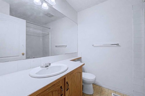 152 Saddlecreek Terrace Ne, Calgary, AB - Indoor Photo Showing Bathroom