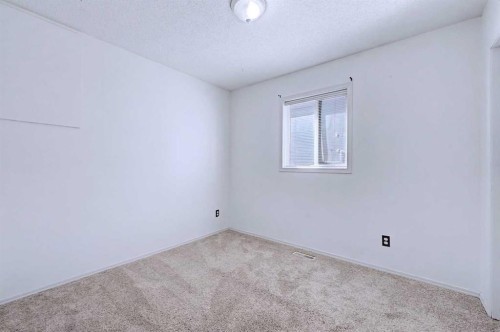 152 Saddlecreek Terrace Ne, Calgary, AB - Indoor Photo Showing Other Room
