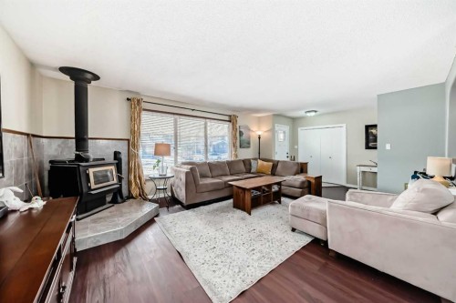 5202 44 Street, Olds, AB - Indoor Photo Showing Living Room