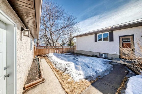 5202 44 Street, Olds, AB - Outdoor
