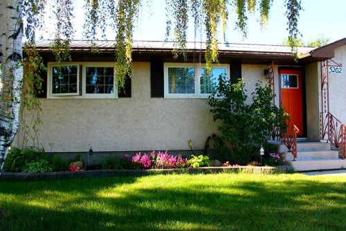 5202 44 Street, Olds, AB - Outdoor