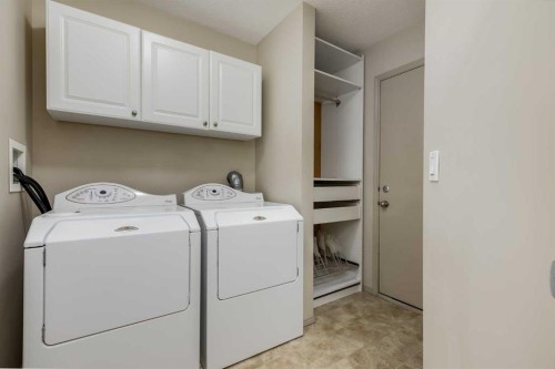 35 New Brighton Manor Se, Calgary, AB - Indoor Photo Showing Laundry Room