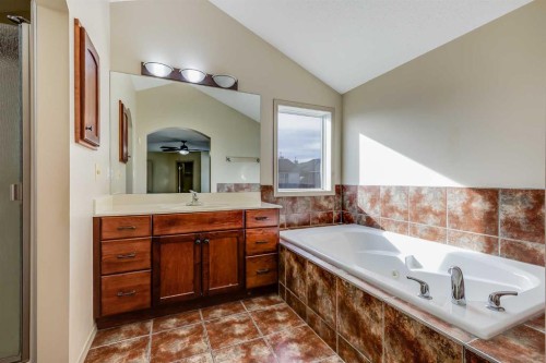 35 New Brighton Manor Se, Calgary, AB - Indoor Photo Showing Bathroom