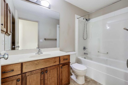 35 New Brighton Manor Se, Calgary, AB - Indoor Photo Showing Bathroom