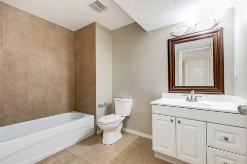 35 New Brighton Manor Se, Calgary, AB - Indoor Photo Showing Bathroom