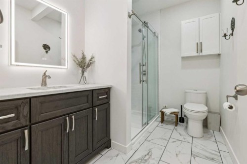 50 Riviera View, Cochrane, AB - Indoor Photo Showing Bathroom