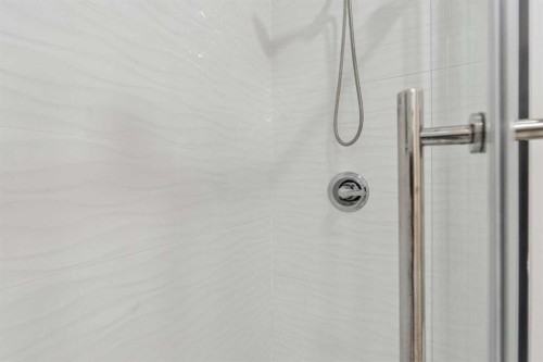 50 Riviera View, Cochrane, AB - Indoor Photo Showing Bathroom