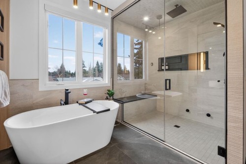 6515 Longmoor Way Sw, Calgary, AB - Indoor Photo Showing Bathroom