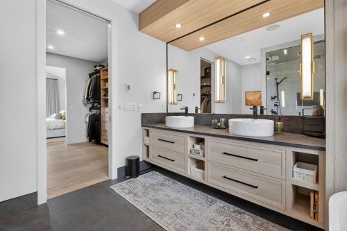 6515 Longmoor Way Sw, Calgary, AB - Indoor Photo Showing Bathroom