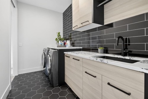 6515 Longmoor Way Sw, Calgary, AB - Indoor Photo Showing Laundry Room