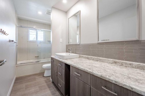 4707 Brockington Road Nw, Calgary, AB - Indoor Photo Showing Bathroom
