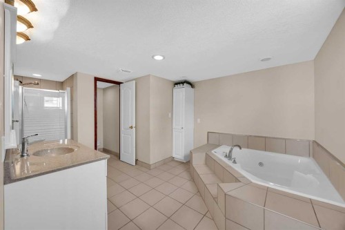 10409 Hamptons Boulevard Nw, Calgary, AB - Indoor Photo Showing Bathroom