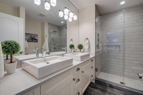 3920 Crestview Road Sw, Calgary, AB - Indoor Photo Showing Bathroom