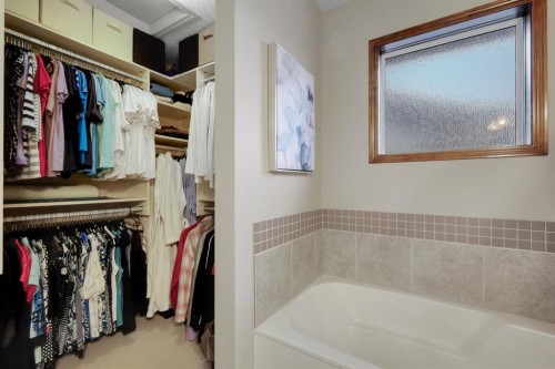 184 Brightondale Parade Se, Calgary, AB - Indoor Photo Showing Bathroom