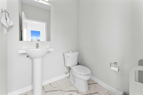 919 Walgrove Boulevard Se, Calgary, AB - Indoor Photo Showing Bathroom