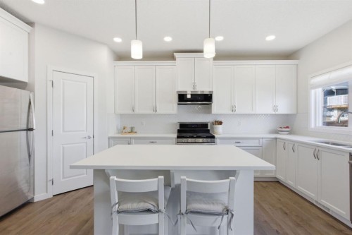 316 Sundown View, Cochrane, AB - Indoor Photo Showing Kitchen