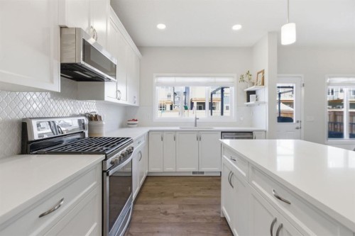 316 Sundown View, Cochrane, AB - Indoor Photo Showing Kitchen With Upgraded Kitchen