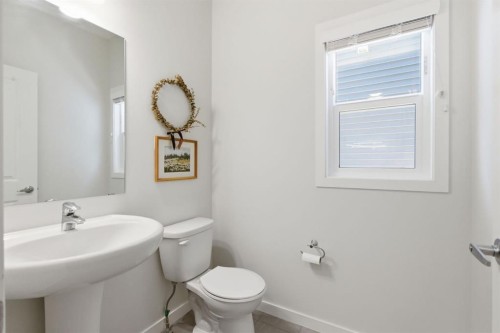 316 Sundown View, Cochrane, AB - Indoor Photo Showing Bathroom