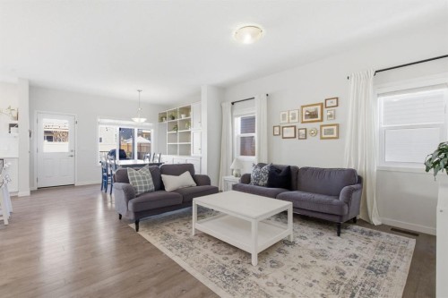 316 Sundown View, Cochrane, AB - Indoor Photo Showing Living Room