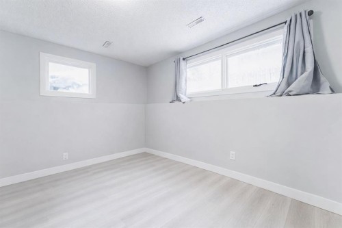 6420 26 Avenue Ne, Calgary, AB - Indoor Photo Showing Other Room
