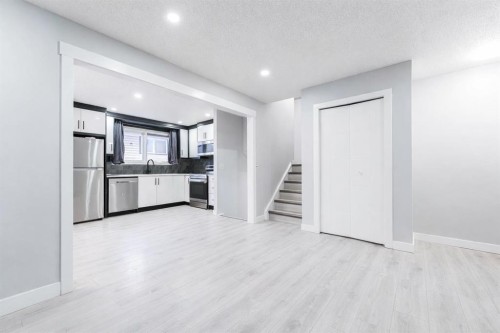 6420 26 Avenue Ne, Calgary, AB - Indoor Photo Showing Kitchen