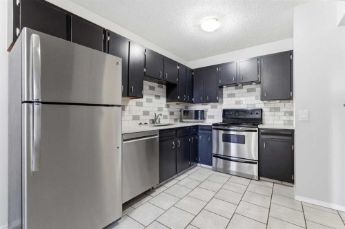 6137 Maddock Drive Ne, Calgary, AB - Indoor Photo Showing Kitchen
