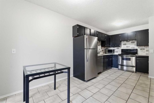 6137 Maddock Drive Ne, Calgary, AB - Indoor Photo Showing Kitchen