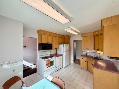 151 Fielding Drive Se, Calgary, AB - Indoor Photo Showing Kitchen With Double Sink