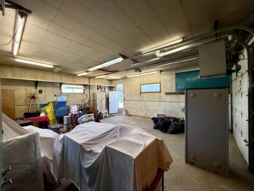 151 Fielding Drive Se, Calgary, AB - Indoor Photo Showing Garage