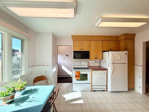 151 Fielding Drive Se, Calgary, AB - Indoor Photo Showing Kitchen