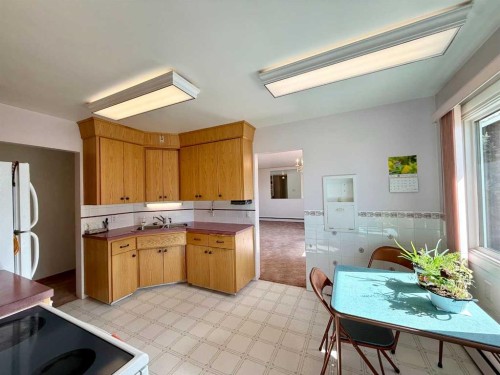 151 Fielding Drive Se, Calgary, AB - Indoor Photo Showing Kitchen