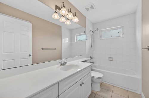 3 Hampstead Hill Nw, Calgary, AB - Indoor Photo Showing Bathroom