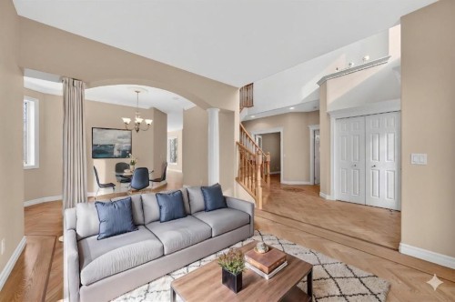 3 Hampstead Hill Nw, Calgary, AB - Indoor Photo Showing Living Room
