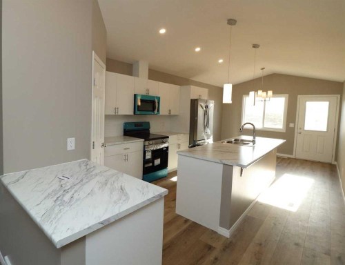 443 Henricks Drive, Irricana, AB - Indoor Photo Showing Kitchen With Upgraded Kitchen