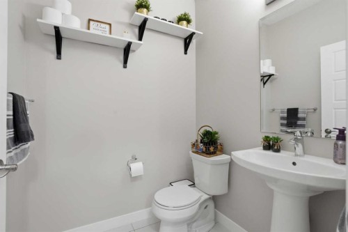 71 Masters Manor Se, Calgary, AB - Indoor Photo Showing Bathroom