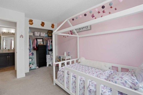 71 Masters Manor Se, Calgary, AB - Indoor Photo Showing Bedroom