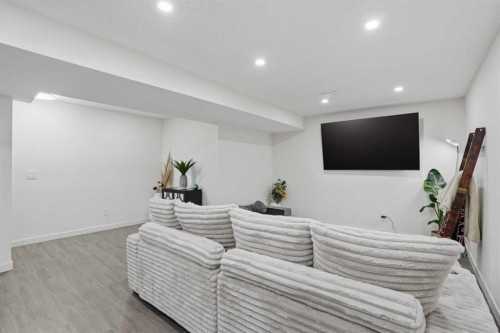 71 Masters Manor Se, Calgary, AB - Indoor Photo Showing Bedroom