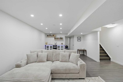 71 Masters Manor Se, Calgary, AB - Indoor Photo Showing Living Room