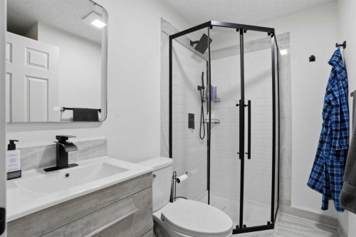 71 Masters Manor Se, Calgary, AB - Indoor Photo Showing Bathroom