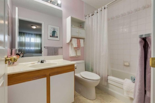 318 Hawkstone Manor Nw, Calgary, AB - Indoor Photo Showing Bathroom