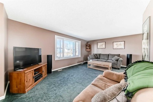 148 Huntridge Road Ne, Calgary, AB - Indoor Photo Showing Living Room