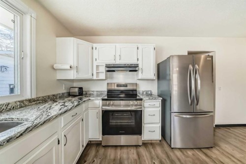148 Huntridge Road Ne, Calgary, AB - Indoor Photo Showing Kitchen