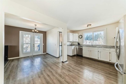 148 Huntridge Road Ne, Calgary, AB - Indoor Photo Showing Kitchen