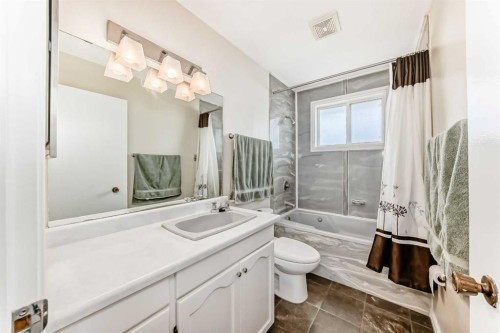 148 Huntridge Road Ne, Calgary, AB - Indoor Photo Showing Bathroom