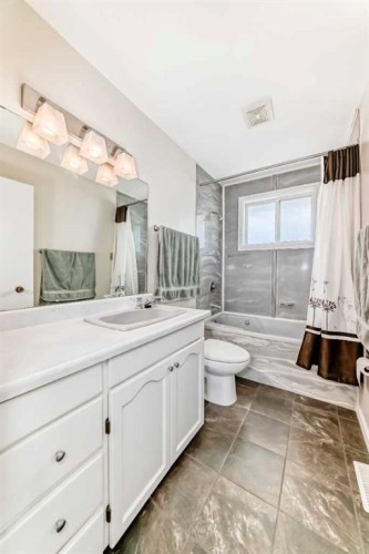 148 Huntridge Road Ne, Calgary, AB - Indoor Photo Showing Bathroom
