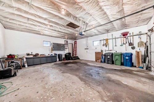 148 Huntridge Road Ne, Calgary, AB - Indoor Photo Showing Garage