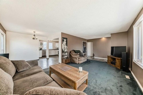 148 Huntridge Road Ne, Calgary, AB - Indoor Photo Showing Living Room
